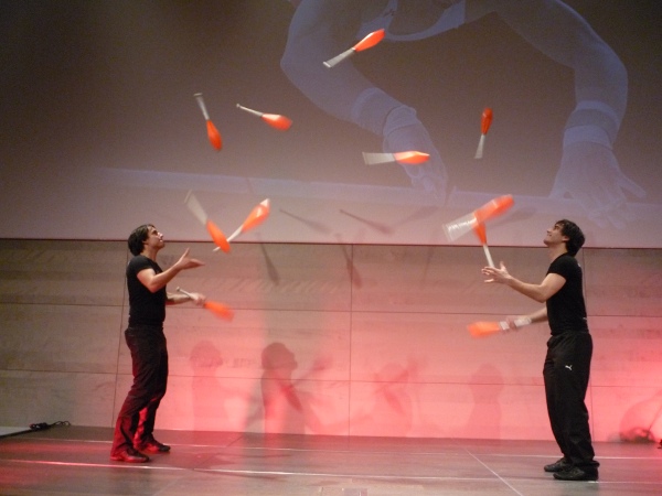 Juggling_Clubs_Manuel_and_Christoph_Mitasch_11_club_passing.jpg